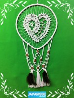 Atrapa sueños en crochet y macrame. Acabado en madera y pluma natural